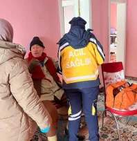 Battalgazi Belediyesi Ekipleri Sağlık Çalışanlarını İş Makinesiyle Hastaya Ulaştırdı