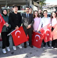 Battalgazi'de Cumhuriyet Coşkusu: Başkan Taşkın Vatandaşlara Türk Bayrağı Hediye Etti