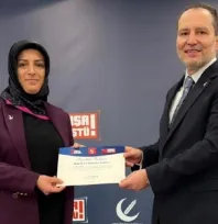 Dr.Fatih Erbakan, Başarılı Malatya İl Kadın Kolları Başkanı Koşar'ı Ödüllendirdi