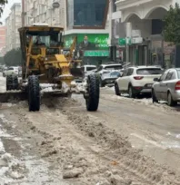 Elazığ Belediyesi, Vali Fahri Bey Caddesi'nde Kar Küreme ve Temizlik Çalışması Yaptı
