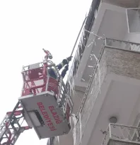 Elazığ İtfaiyesi Kent Genelinde Buz Sarkıtlarına Müdahale Ediyor