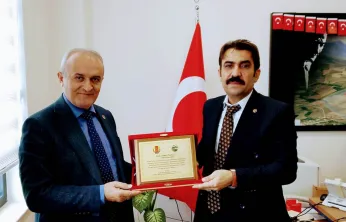 Başkan Dağ'dan Tapu Müdürü Salman Selağzı'na Takdir ve Plaket