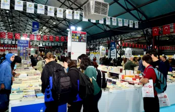 Başkan Er Stantları Ziyaret Ederek Yazarlarla Bir Araya Geldi