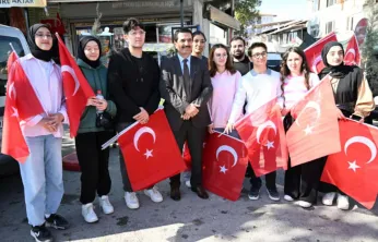 Battalgazi'de Cumhuriyet Coşkusu: Başkan Taşkın Vatandaşlara Türk Bayrağı Hediye Etti