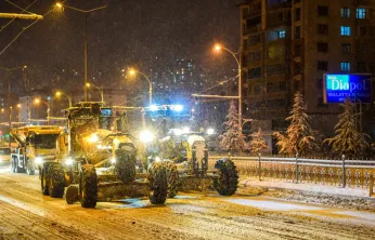 Büyükşehir Belediyesi Kar'dan Kapanan Yolları Açmaya Devam Ediyor