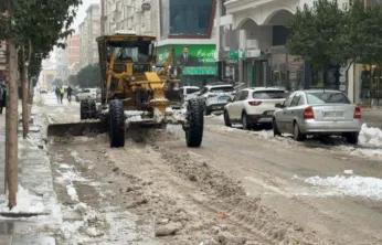 Elazığ Belediyesi, Vali Fahri Bey Caddesi'nde Kar Küreme ve Temizlik Çalışması Yaptı