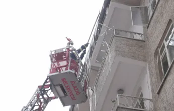 Elazığ İtfaiyesi Kent Genelinde Buz Sarkıtlarına Müdahale Ediyor