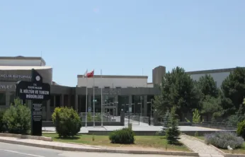 İzmir Devlet Tiyatrosu 'Münasebetsiz' İle Elazığ Seyircisiyle Buluşuyor