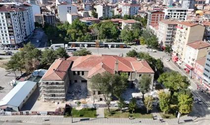 BAŞKAN ŞERİFOĞULLARI, TARİHİ ÖĞRETMENEVİNDE ÇALIŞMALARI İNCELEDİ