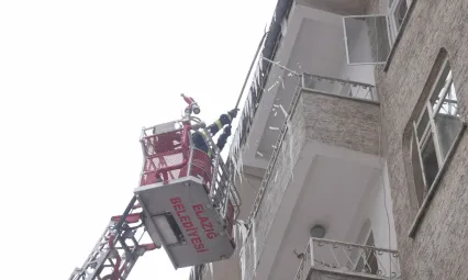 Elazığ İtfaiyesi Kent Genelinde Buz Sarkıtlarına Müdahale Ediyor