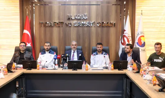 Başkan Alan 10 Milyon Tl'lik Çeki Elazığspora Takdim Etti