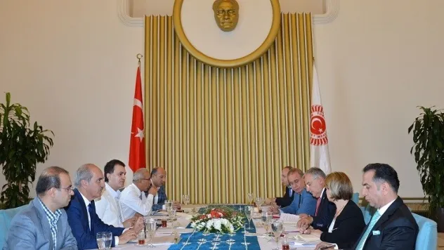 AK Parti ve CHP heyetleri, koalisyon görüşmeleri kapsamında TBMM'de bir araya geldi.
