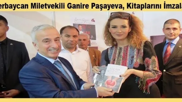 Azerbaycan Miletvekili Paşayeva, Kitaplarını İmzaladı