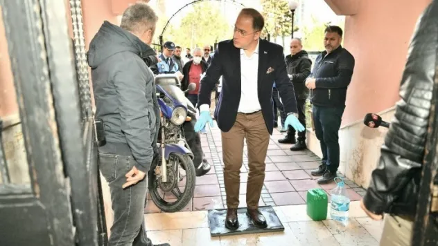 Beylikdüzü'nde 5 bin apartmana dezenfektan paspas dağıtıldı