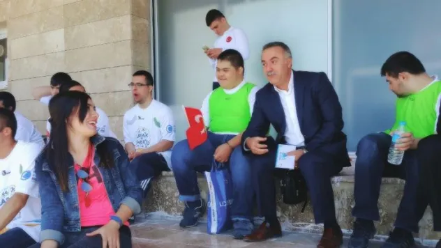 Fasih KARAKAYA, 'TIPKI SİZİN GİBİYİZ +1 FARKLA!!!!'