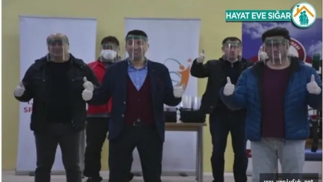 Gençlik Merkezi'ndeki Görevli Gençler'den Günde 300 Adet 'Siperli Maske