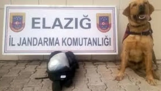 SIRT ÇANTASINDA TOZ ESRAR ELE GEÇİRİLDİ