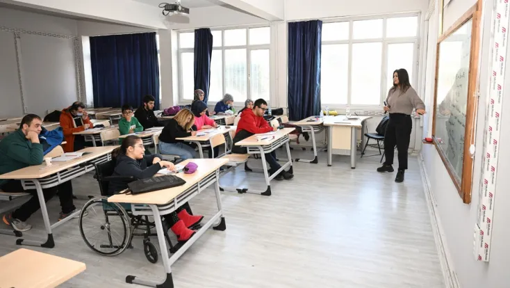 Büyükşehir Belediyesi Engelleri Aşan  Kariyer Yolculuğuna Rehber Oluyor