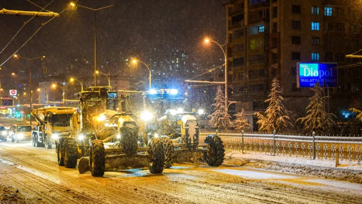 Büyükşehir Belediyesi Kar’dan Kapanan Yolları Açmaya Devam Ediyor