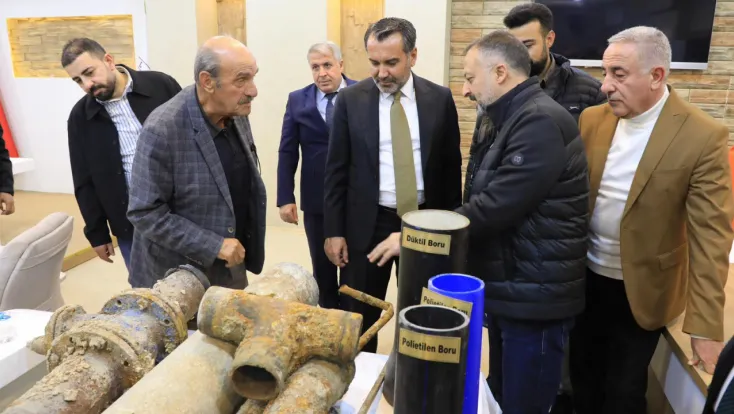 ESKİ İÇME SUYU BORULARINI MECLİS’E TAŞIYAN BAŞKAN ŞERİFOĞULLARI, ALTYAPININ ÖNEMİNİ BİR KEZ DAHA GÖZLER ÖNÜNE SERDİ