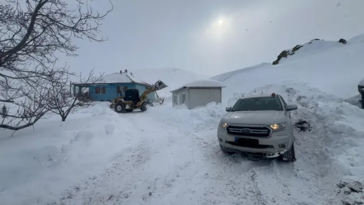 Battalgazi Belediyesi Ekipleri Sağlık Çalışanlarını İş Makinesiyle Hastaya Ulaştırdı