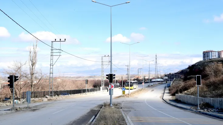 Trafiğin Yoğun Olduğu Noktalara Sinyalizasyon Sistemi Kuruluyor