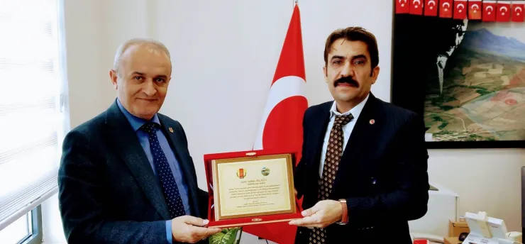 Başkan Dağ'dan Tapu Müdürü Salman Selağzı'na Takdir ve Plaket