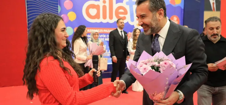 BAŞKAN ŞERİFOĞULLARI, AİLEFEST'TE AİLELERLE BULUŞTU GENÇ ÇİFTİN NİKAHINI KIYDI