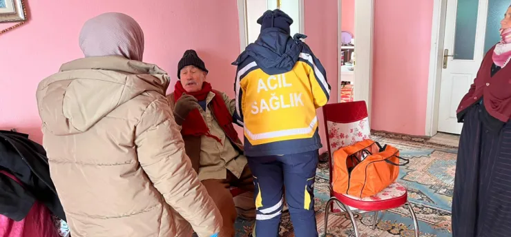 Battalgazi Belediyesi Ekipleri Sağlık Çalışanlarını İş Makinesiyle Hastaya Ulaştırdı