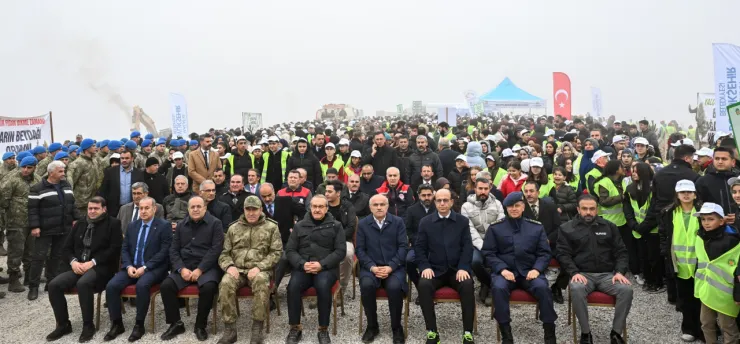 Beydağı'nda Yüz Binlerce Tohum ve Fidan Toprakla Buluşuyor
