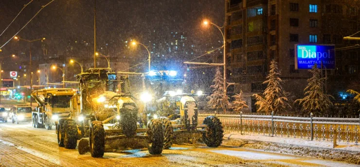 Büyükşehir Belediyesi Kar'dan Kapanan Yolları Açmaya Devam Ediyor