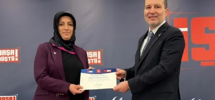 Dr.Fatih Erbakan, Başarılı Malatya İl Kadın Kolları Başkanı Koşar'ı Ödüllendirdi