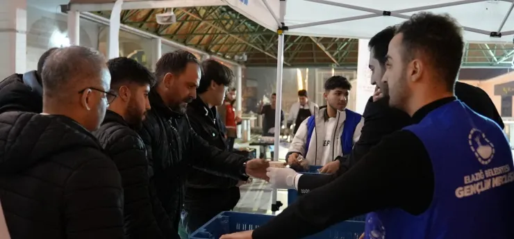 Elazığ Belediyesi'nden Kandil Simidi ve Süt İkramı