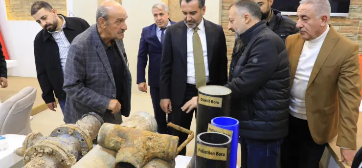 ESKİ İÇME SUYU BORULARINI MECLİS'E TAŞIYAN BAŞKAN ŞERİFOĞULLARI, ALTYAPININ ÖNEMİNİ BİR KEZ DAHA GÖZLER ÖNÜNE SERDİ