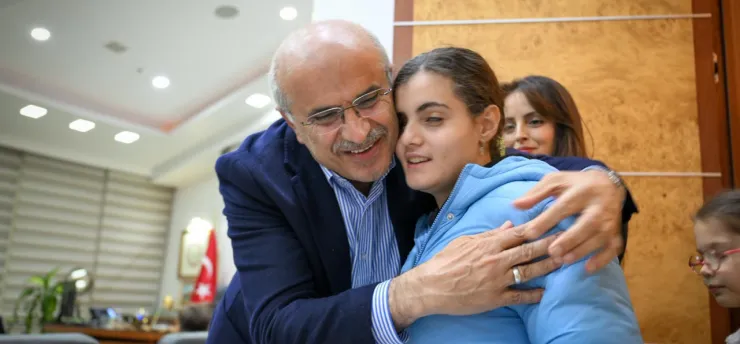 Minik Yüreklerden Başkan Er'e Anlamlı Ziyaret