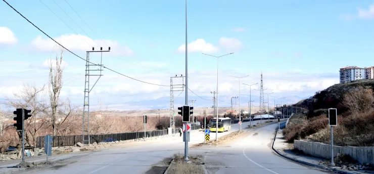 Trafiğin Yoğun Olduğu Noktalara Sinyalizasyon Sistemi Kuruluyor