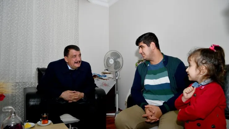 Gürkan'ın Doğum Günü Sürprizi Engelli Genci Duygulandırdı
