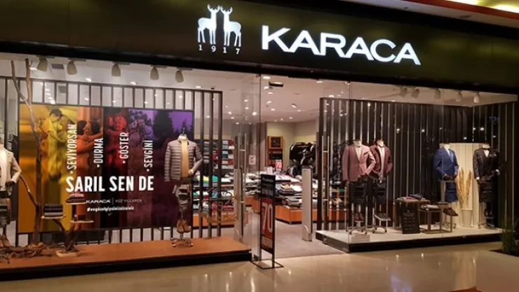103 yıllık giyim markasından 14 şubat sloganı: Sarıl sen de