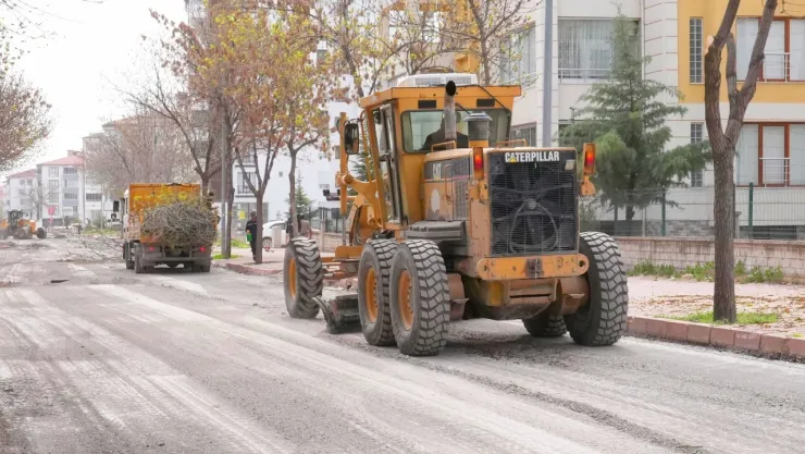 1000 Metrelik Yolda Asfalt Serimi Gerçekleştiriyor