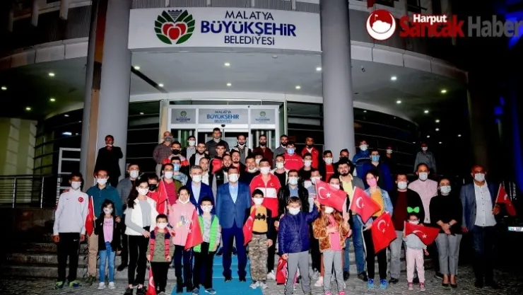 23 Farklı Noktada Atılan Havai Fişekler Geceyi Aydınlattı