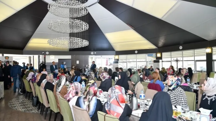 8 Mart Kadınlar Gününde Başkan Gürkan'dan Bayanlara Karanfil