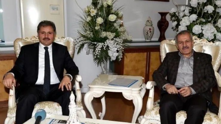 AK Parti Malatya Milletvekili Mustafa Şahin, Büyükşehir Belediye Başkanı Ahmet Çakır'a nezaket ziyaretinde bulundu.