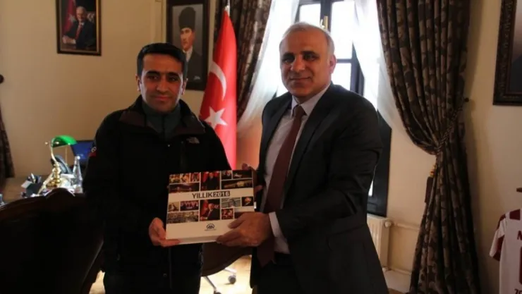 Anadolu Ajansı 2016 Yıllığı Vali Zorluoğlu'na Takdim Edildi