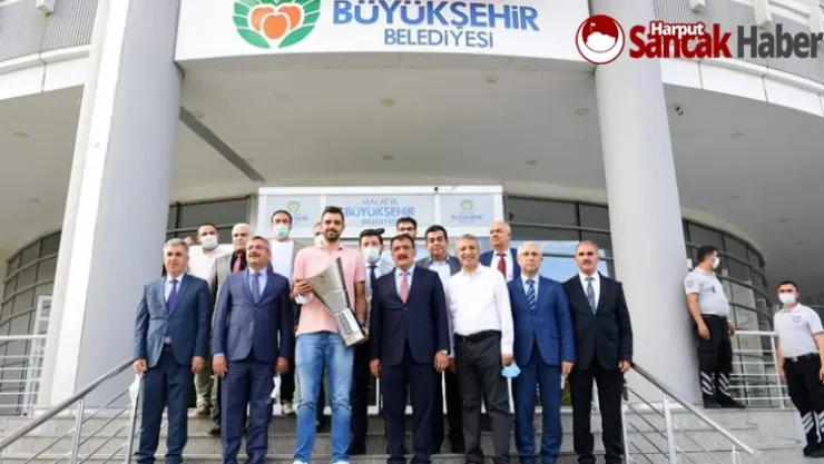 Anadolu Efesli Simon'a Fahri Hemşehri Beratı verdi