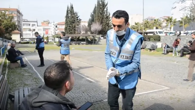 Bahçelievler'de banklar yerinden kaldırıldı