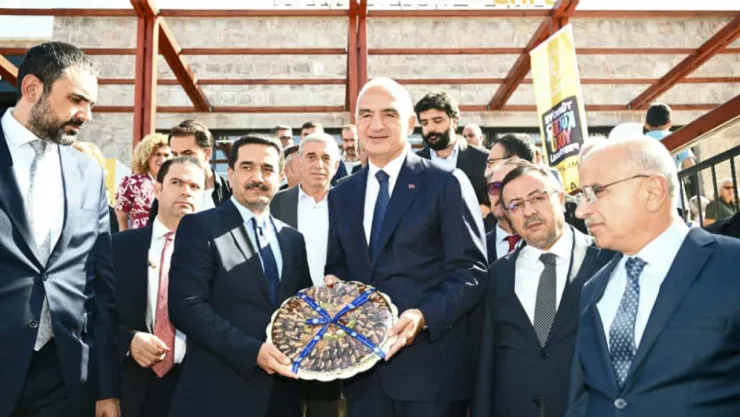 Bakan Ersoy, Arslantepe Karşılama Merkezi Açılışında Battalgazi Belediyesi Seramik Standını Ziyaret Etti