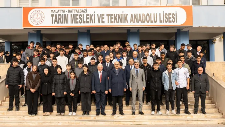 Başkan Er, 'Kariyer Günleri' Kapsamında  Öğrencilerle Bir Araya Geldi