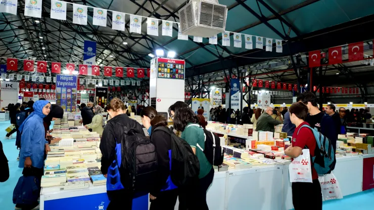 Başkan Er Stantları Ziyaret Ederek Yazarlarla Bir Araya Geldi
