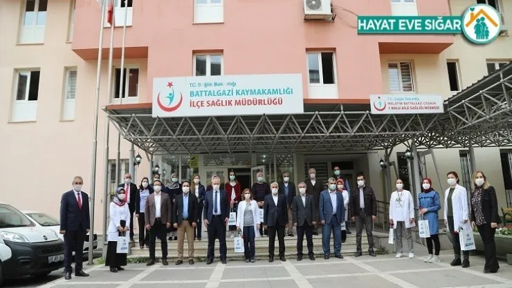 Başkan Güder, Sağlık Çalışanı Anneleri Unutmadı