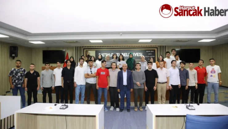 Başkan Güder, YKS'de Başarılı Öğrencileri Ödüllendirdi
